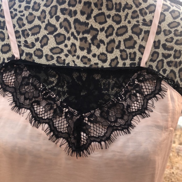 Buttoned chemise lace top with an edge. 32A-C-34C - Picture 2 of 5